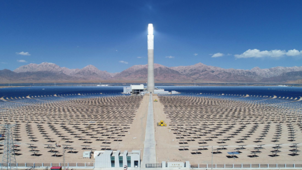 戈壁“追光”鑄就奇跡 浙江援青德令哈光熱電站連續(xù)三年超產(chǎn)，熔鹽塔點亮高原“金山銀山”